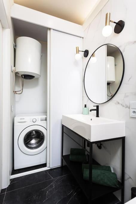Verdant Oasis - Old Town - By Upstairs Apartment *