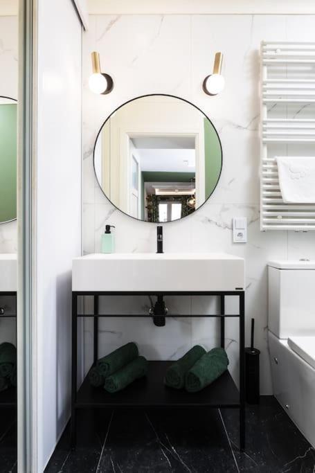 Verdant Oasis - Old Town - By Upstairs Apartment