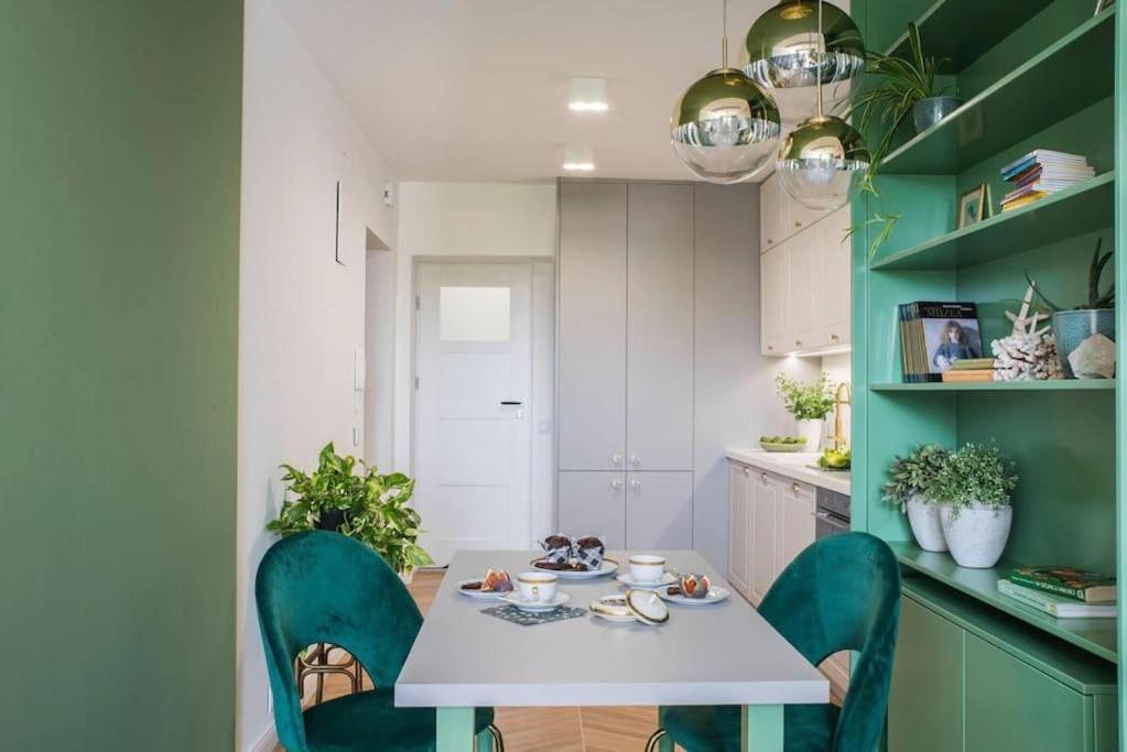 Verdant Oasis - Old Town - By Upstairs Apartment *