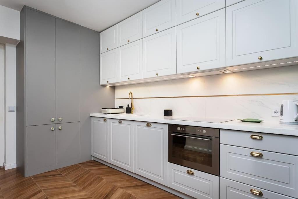 Verdant Oasis - Old Town - By Upstairs Apartment