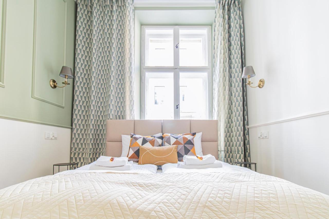 Modern Pilsudskiego Street Apartment Krakow