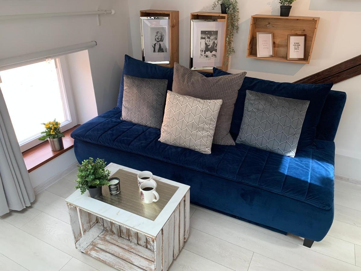 Quiet Corner Apartment *