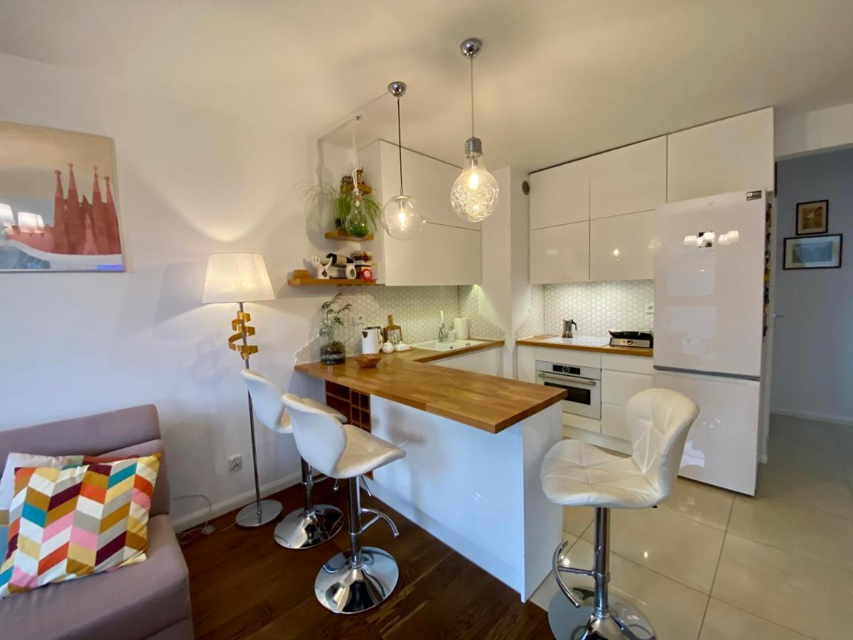 White And Bright With Riverside View And Parking Krakow