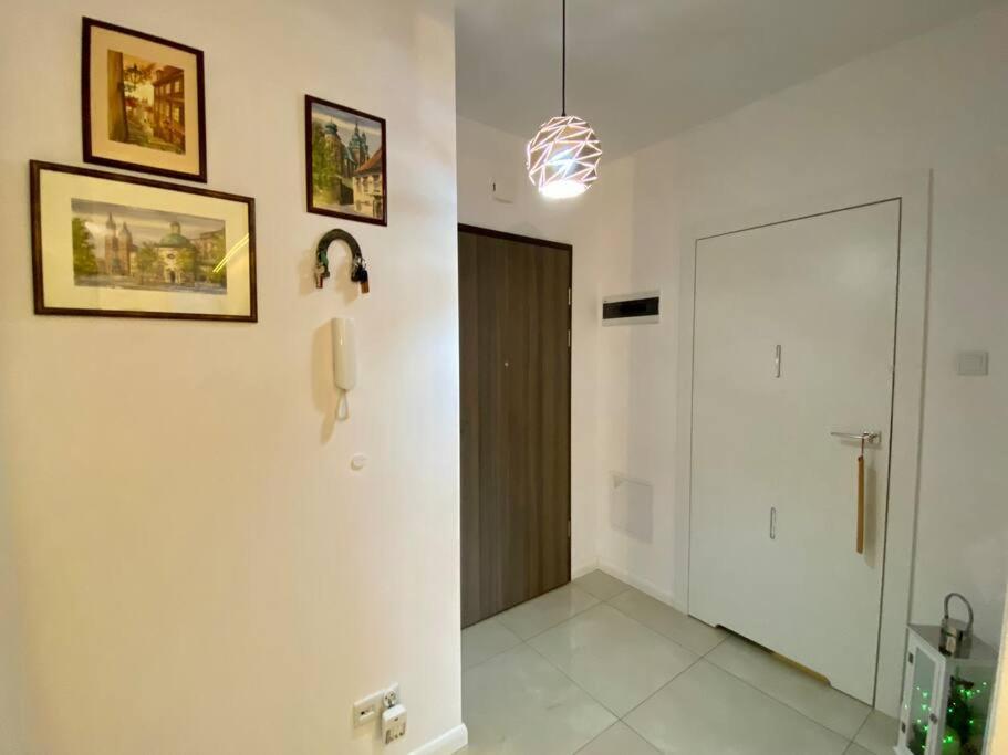 White And Bright With Riverside View And Parking Apartment Krakow
