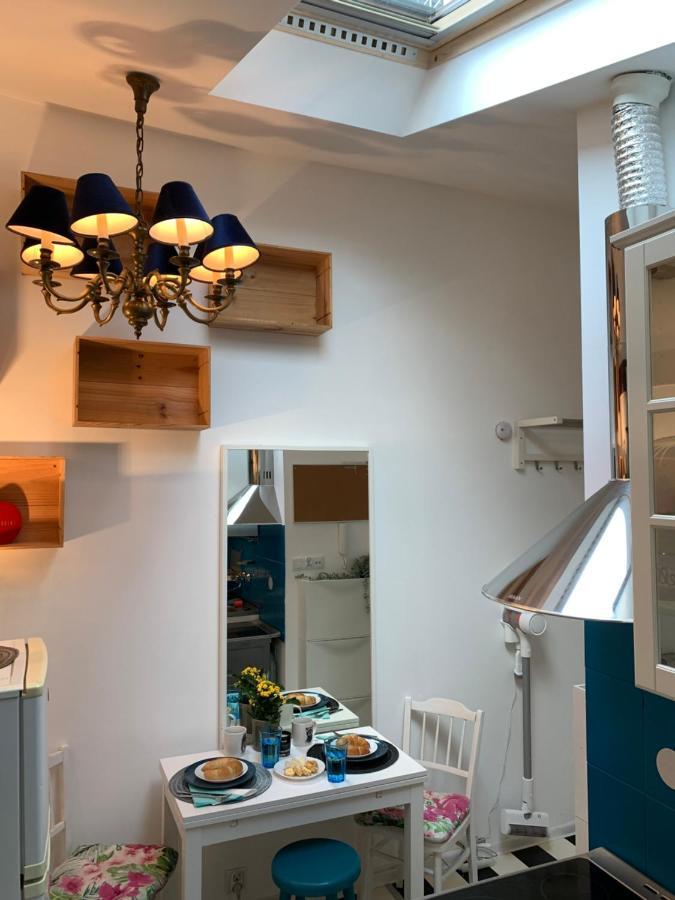 Quiet Corner Apartment *