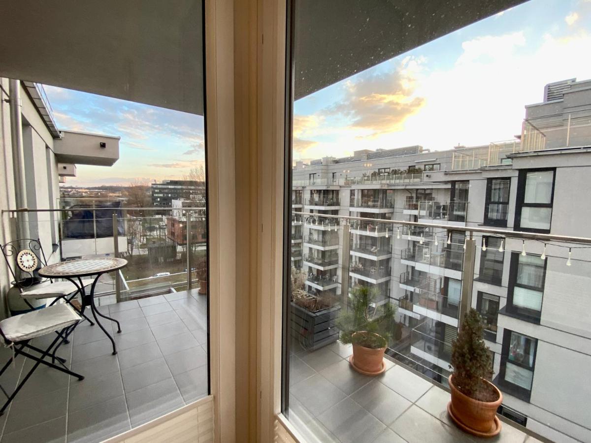 Apartment White And Bright With Riverside View And Parking