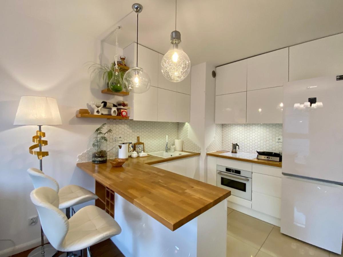 White And Bright With Riverside View And Parking *