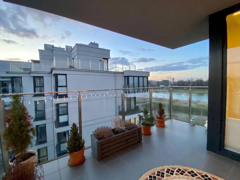 White And Bright With Riverside View And Parking * Krakow
