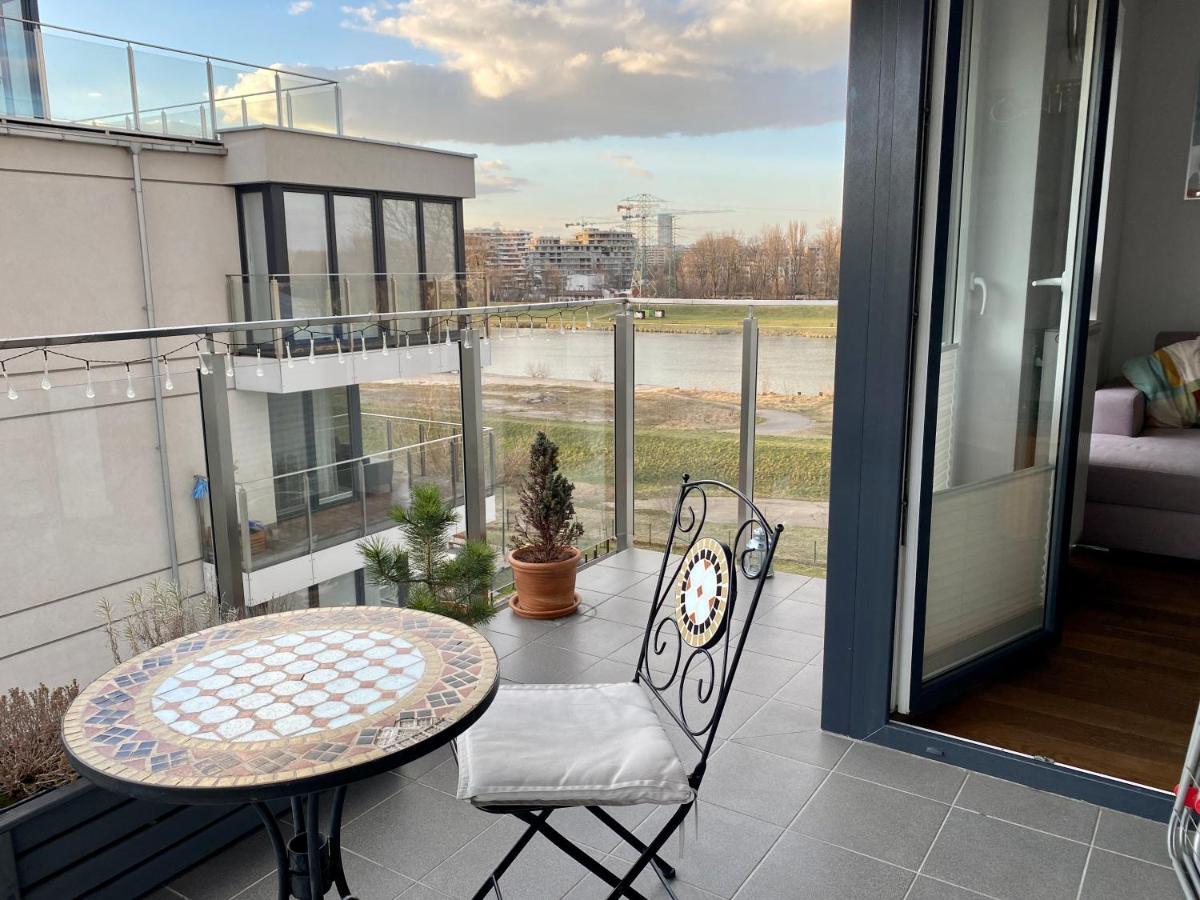 Apartment White And Bright With Riverside View And Parking