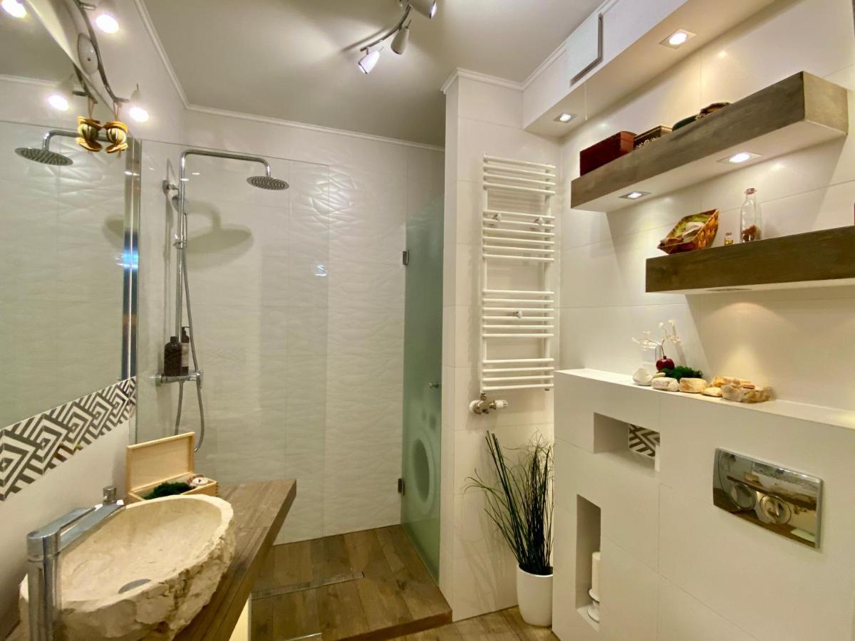 White And Bright With Riverside View And Parking *