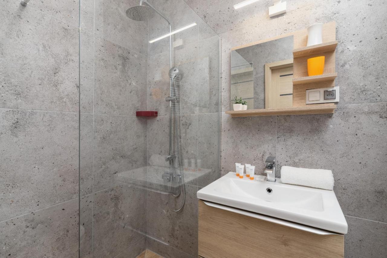 Family With Parking & Terrace By Renters Appartement *
