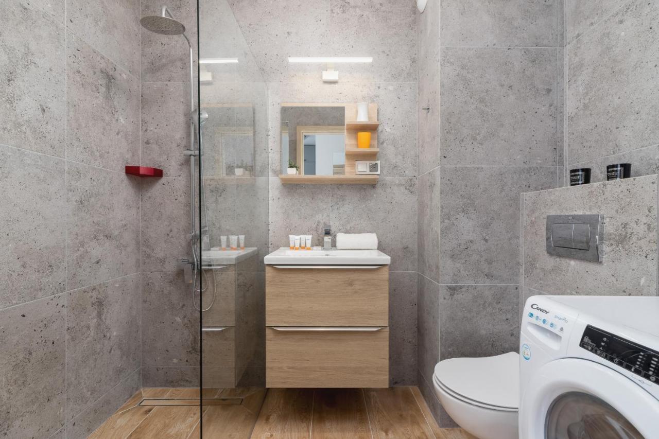 Family With Parking & Terrace By Renters Appartement