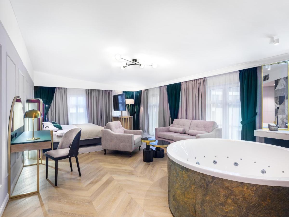 Golden Queen Deluxe Jacuzzi - Old Town *