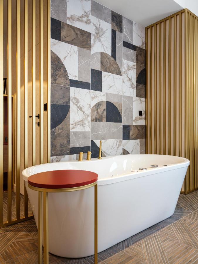 Golden Queen Deluxe Jacuzzi - Old Town Aparthotel