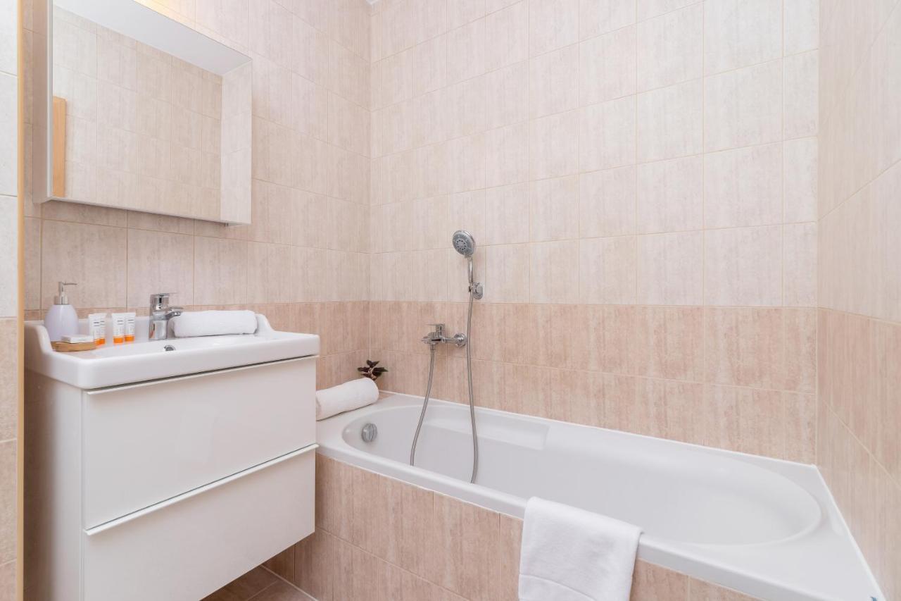 Apartment Cozy With Balcony Chmieleniec By Renters Krakow