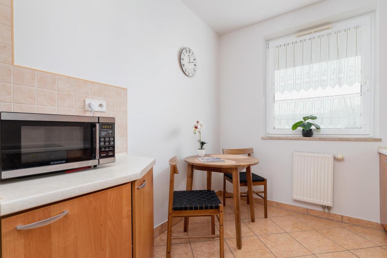 Cozy With Balcony Chmieleniec By Renters *