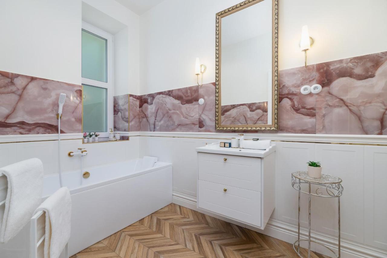 Luxurious & Unique Mickiewicza Cracow By Renters Prestige *