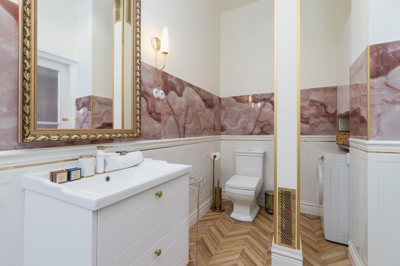 Luxurious & Unique Mickiewicza Cracow By Renters Prestige Apartament *