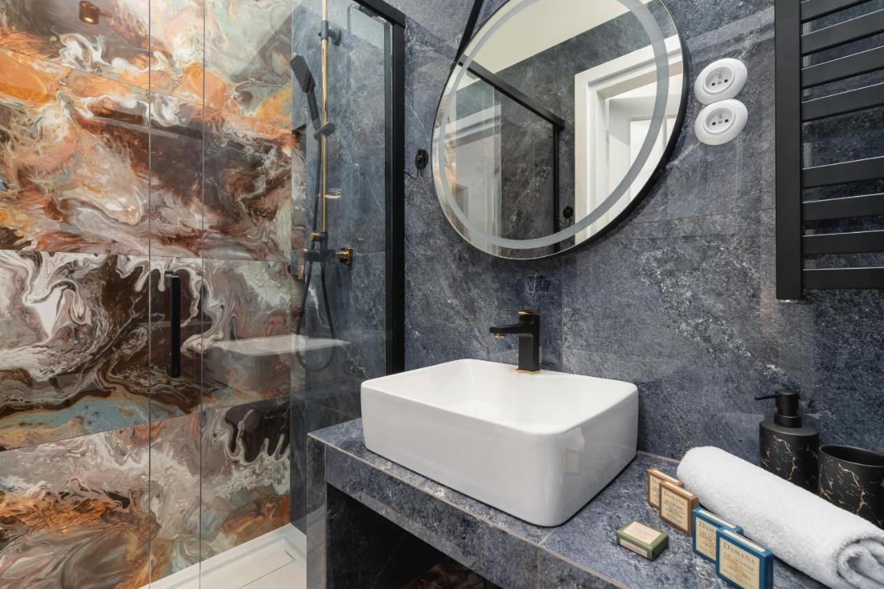 Luxurious & Unique Mickiewicza Cracow By Renters Prestige Apartament