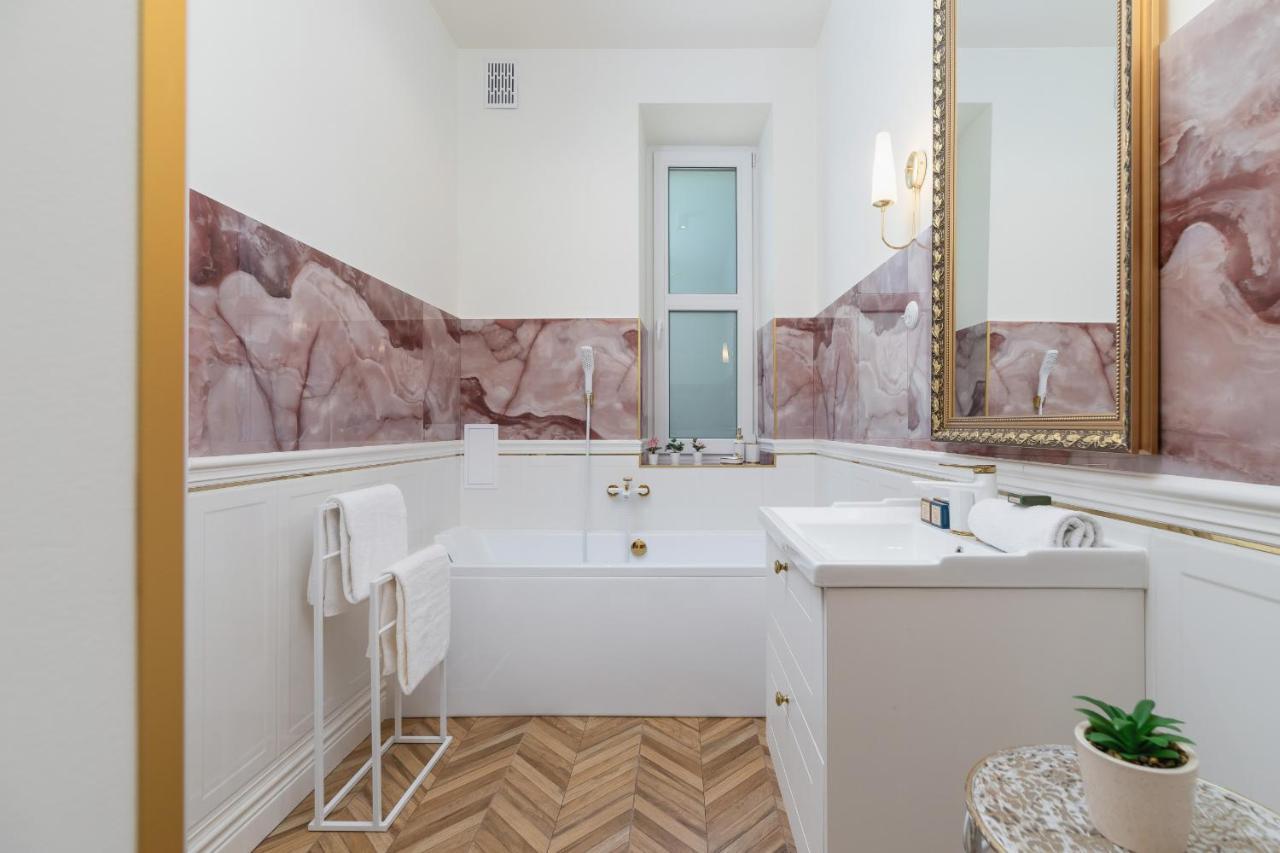 Luxurious & Unique Mickiewicza Cracow By Renters Prestige *