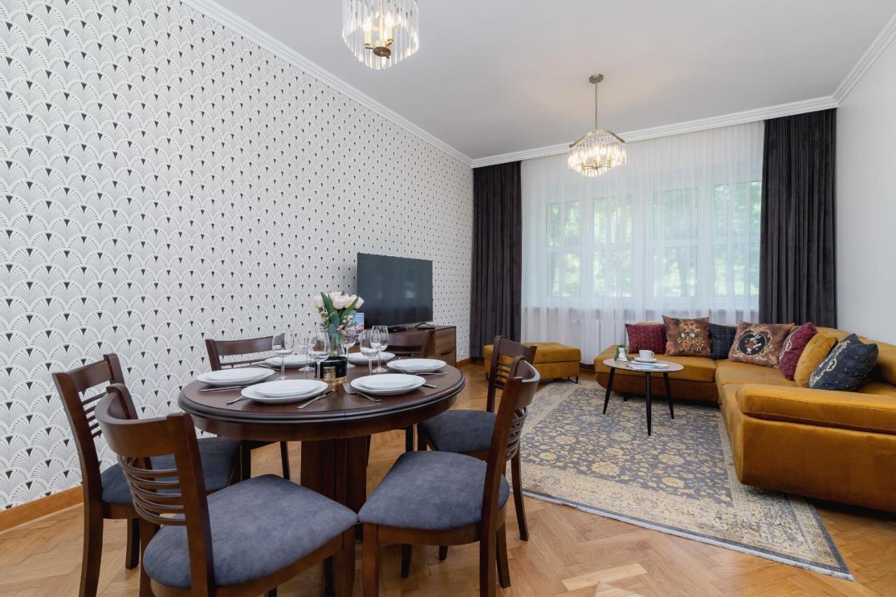 Luxurious & Unique Mickiewicza Cracow By Renters Prestige Apartament