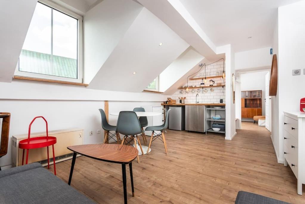 Artistic Flat With Entresol - 5' Market Square - By Upstairs