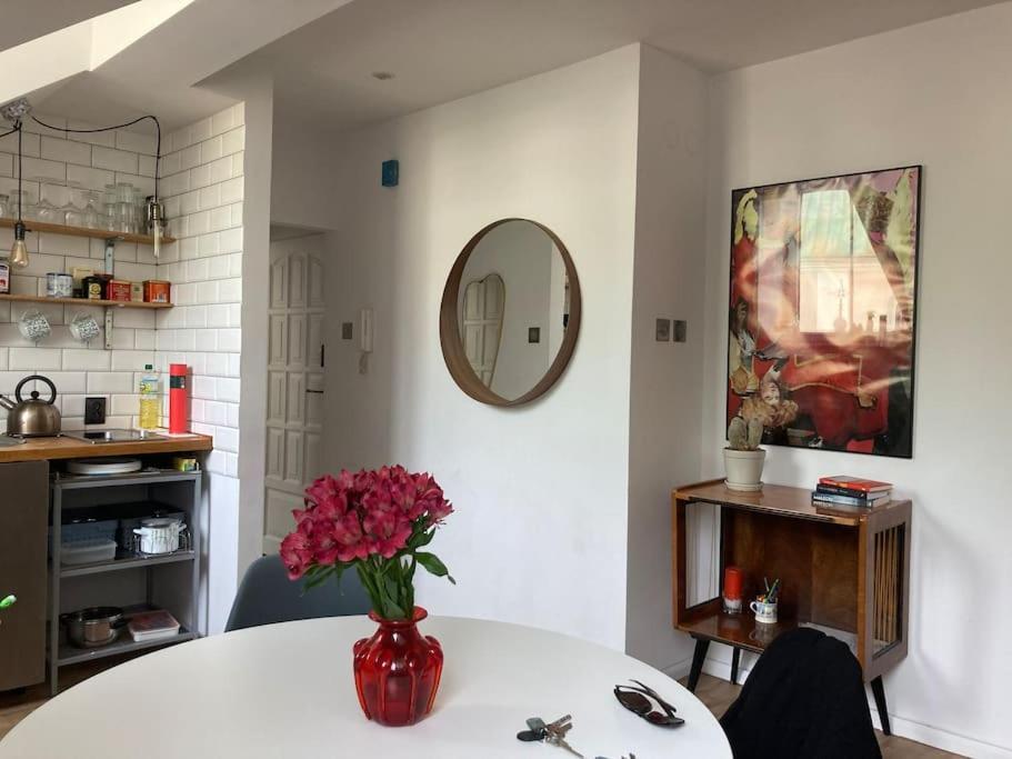 Artistic Flat With Entresol - 5' Market Square - By Upstairs