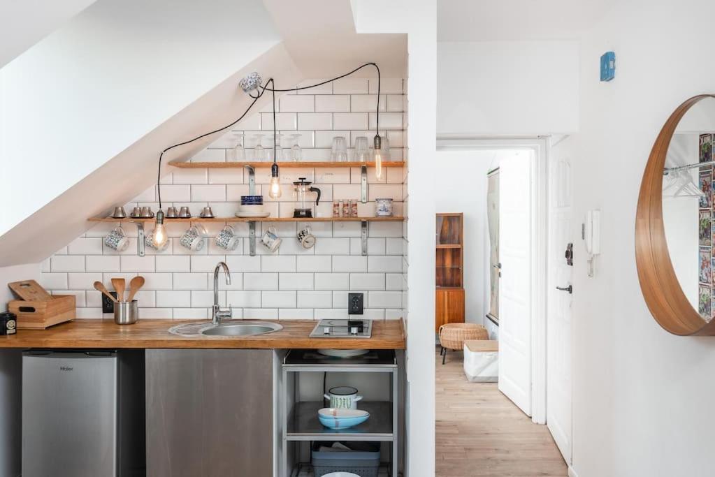 Artistic Flat With Entresol - 5' Market Square - By Upstairs Apartment