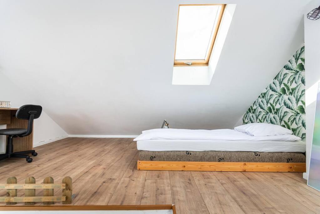 Artistic Flat With Entresol - 5' Market Square - By Upstairs *