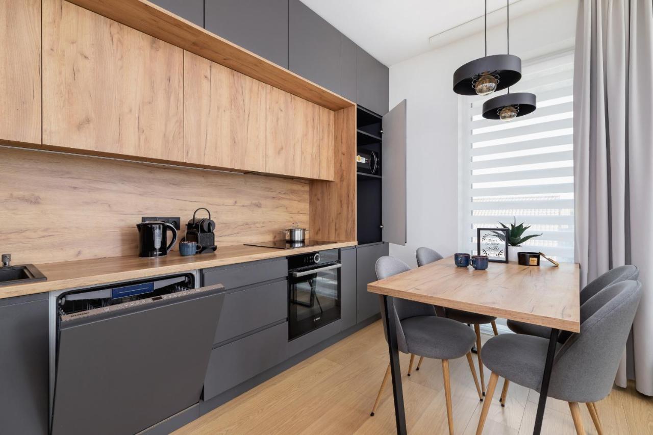 Modern & Spacious With Air Conditioning & Parking By Renters Prestige