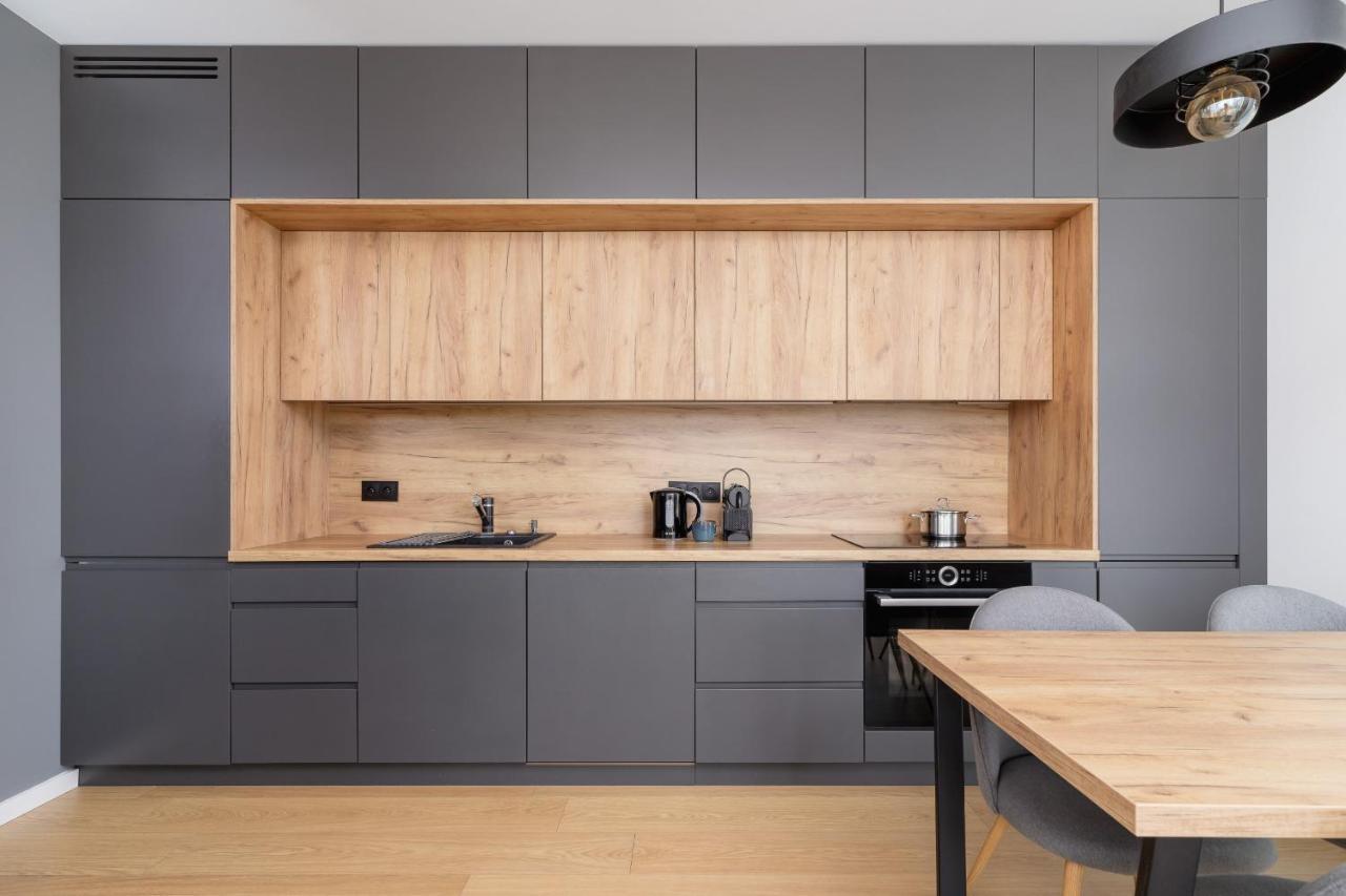 Modern & Spacious With Air Conditioning & Parking By Renters Prestige Apartment Krakow