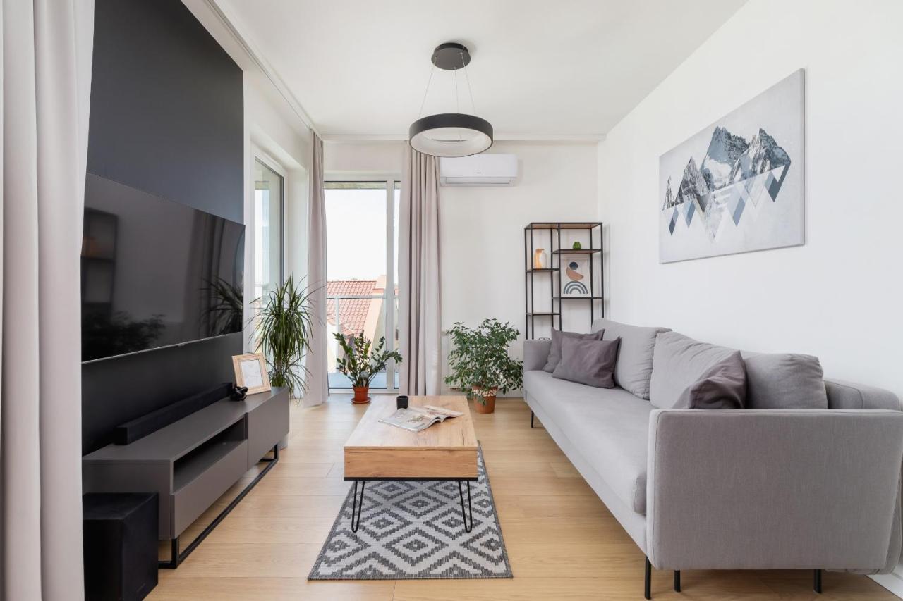 Modern & Spacious With Air Conditioning & Parking By Renters Prestige