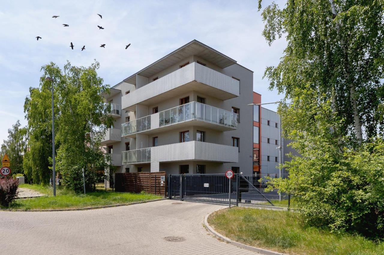 Modern & Spacious With Air Conditioning & Parking By Renters Prestige Apartment Krakow