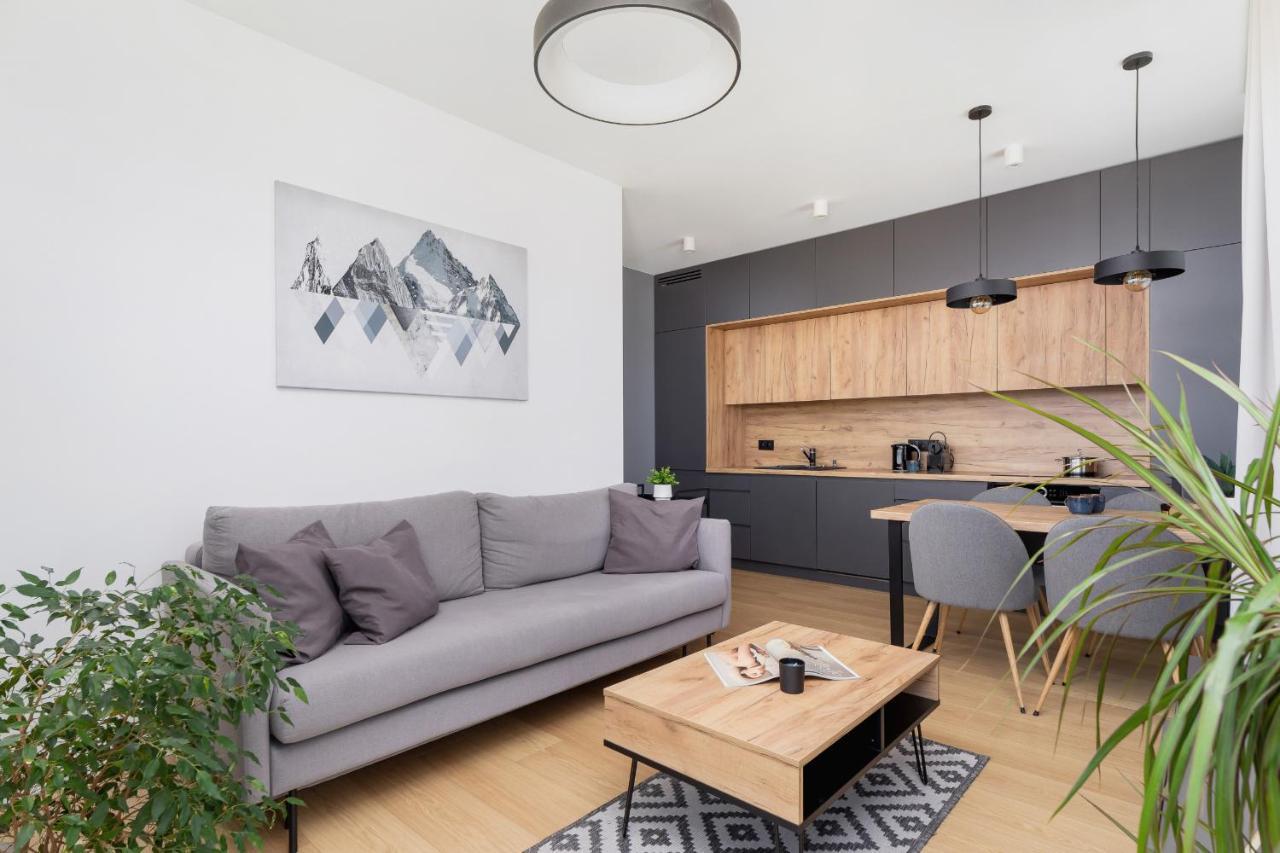Modern & Spacious With Air Conditioning & Parking By Renters Prestige Apartment