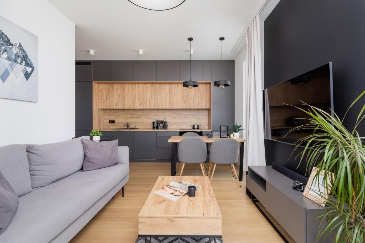 Modern & Spacious With Air Conditioning & Parking By Renters Prestige