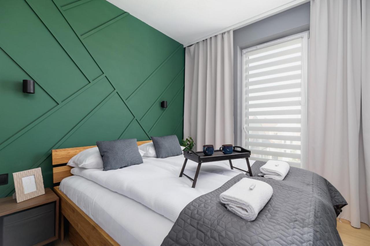 Modern & Spacious With Air Conditioning & Parking By Renters Prestige *