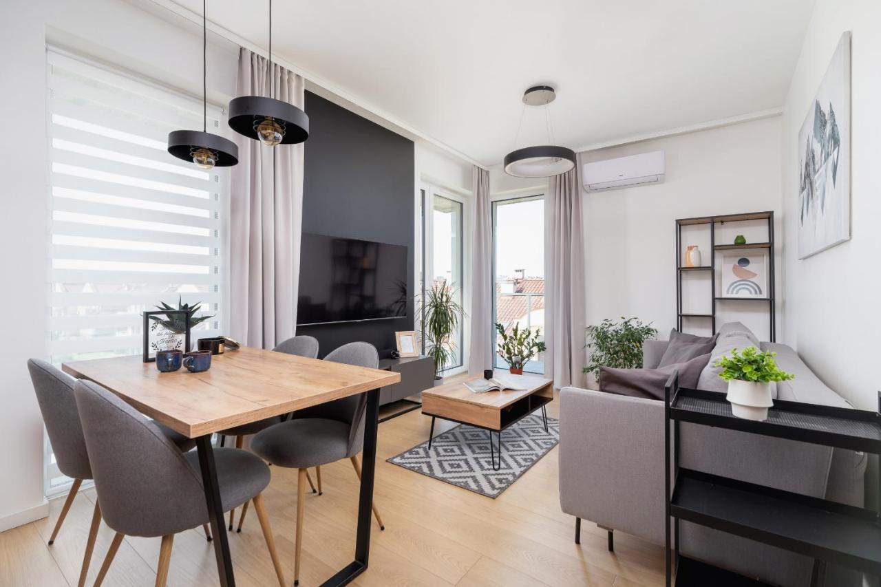 Apartment Modern & Spacious With Air Conditioning & Parking By Renters Prestige Krakow