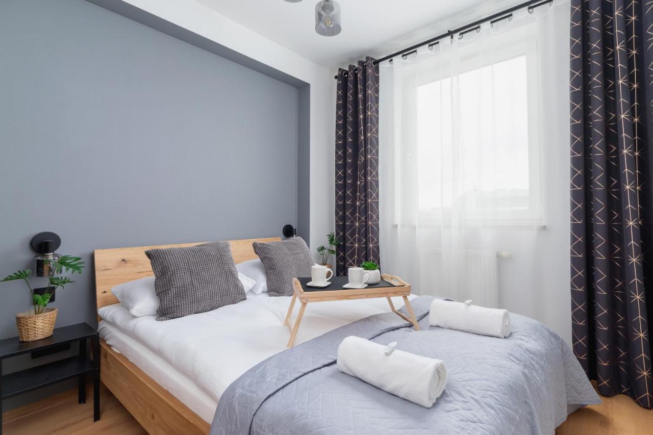Cozy With Balcony Chmieleniec By Renters Apartment