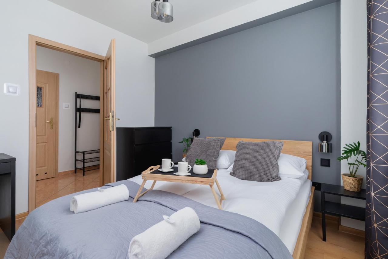 Cozy With Balcony Chmieleniec By Renters Apartment