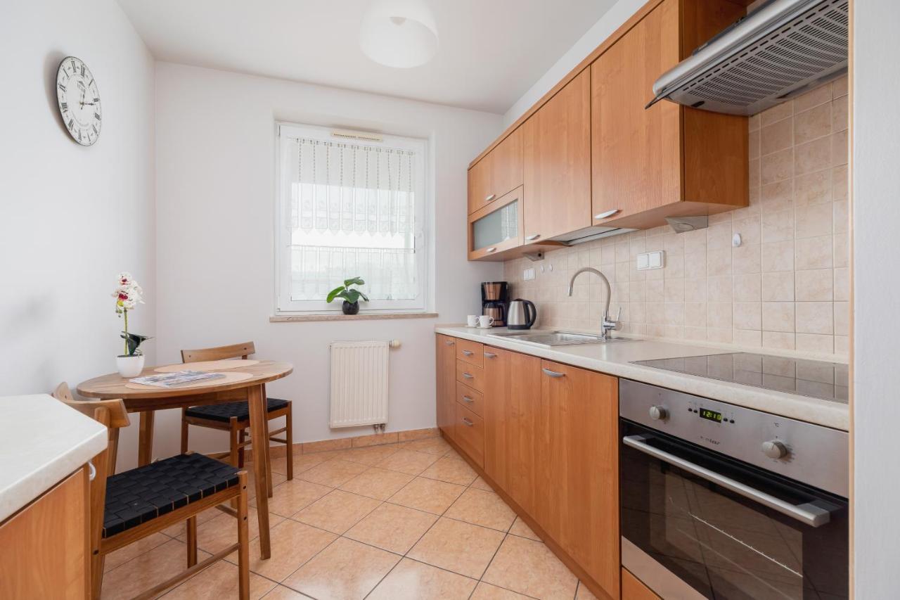 Cozy With Balcony Chmieleniec By Renters Apartment