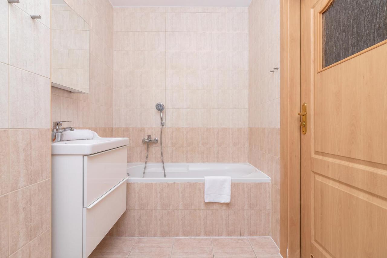 Cozy With Balcony Chmieleniec By Renters Apartment *