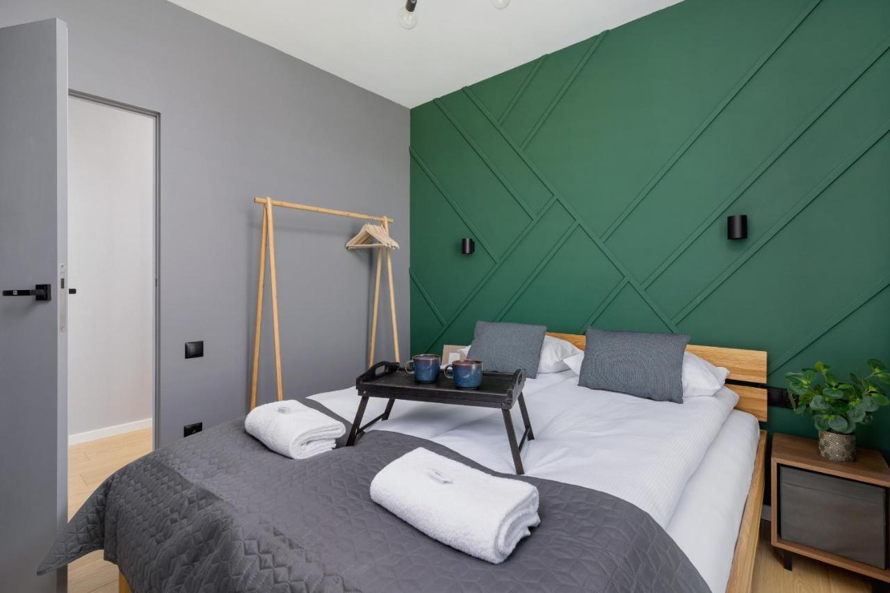 Modern & Spacious With Air Conditioning & Parking By Renters Prestige * Krakow