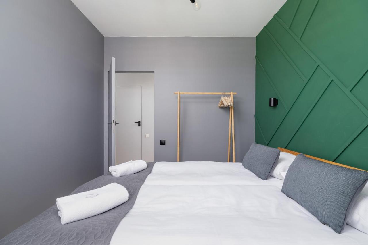 Modern & Spacious With Air Conditioning & Parking By Renters Prestige Apartment Krakow