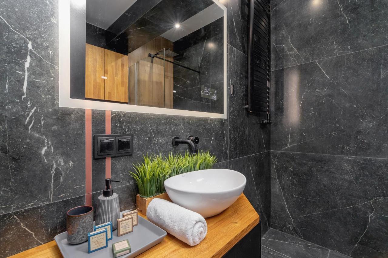 Modern & Spacious With Air Conditioning & Parking By Renters Prestige Apartment