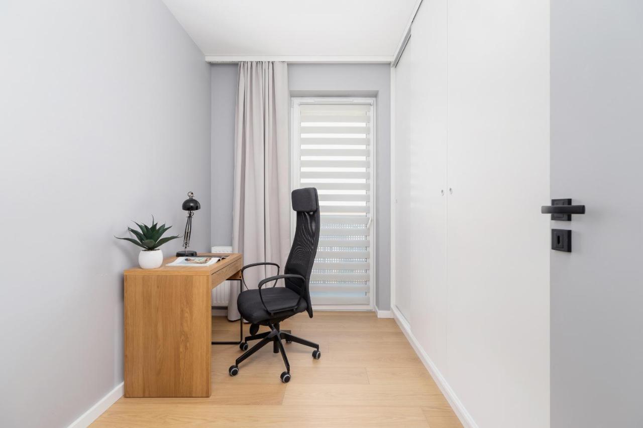 Modern & Spacious With Air Conditioning & Parking By Renters Prestige *