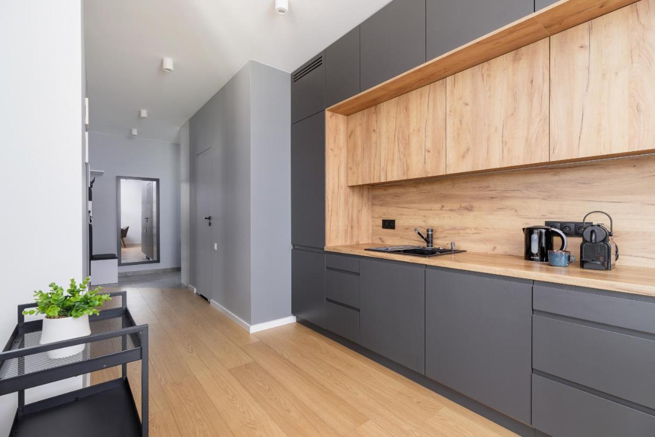 Modern & Spacious With Air Conditioning & Parking By Renters Prestige * Krakow