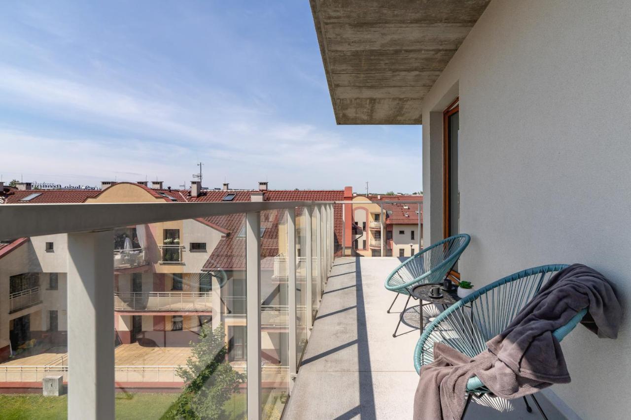 Modern & Spacious With Air Conditioning & Parking By Renters Prestige Apartment Krakow