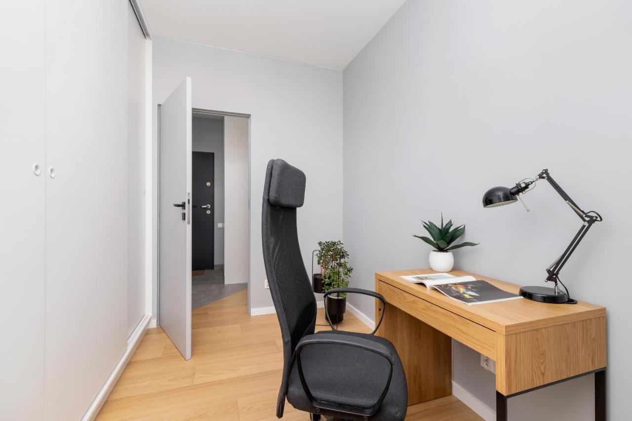 Modern & Spacious With Air Conditioning & Parking By Renters Prestige Apartment