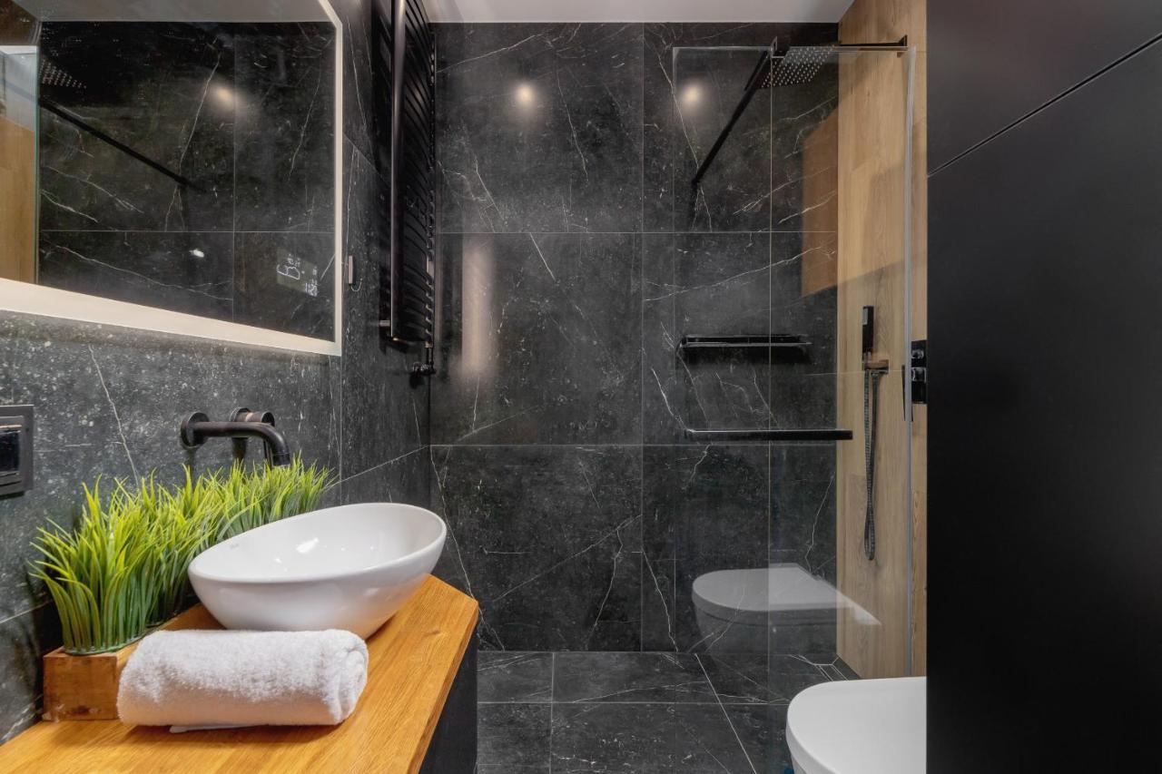 Apartment Modern & Spacious With Air Conditioning & Parking By Renters Prestige *