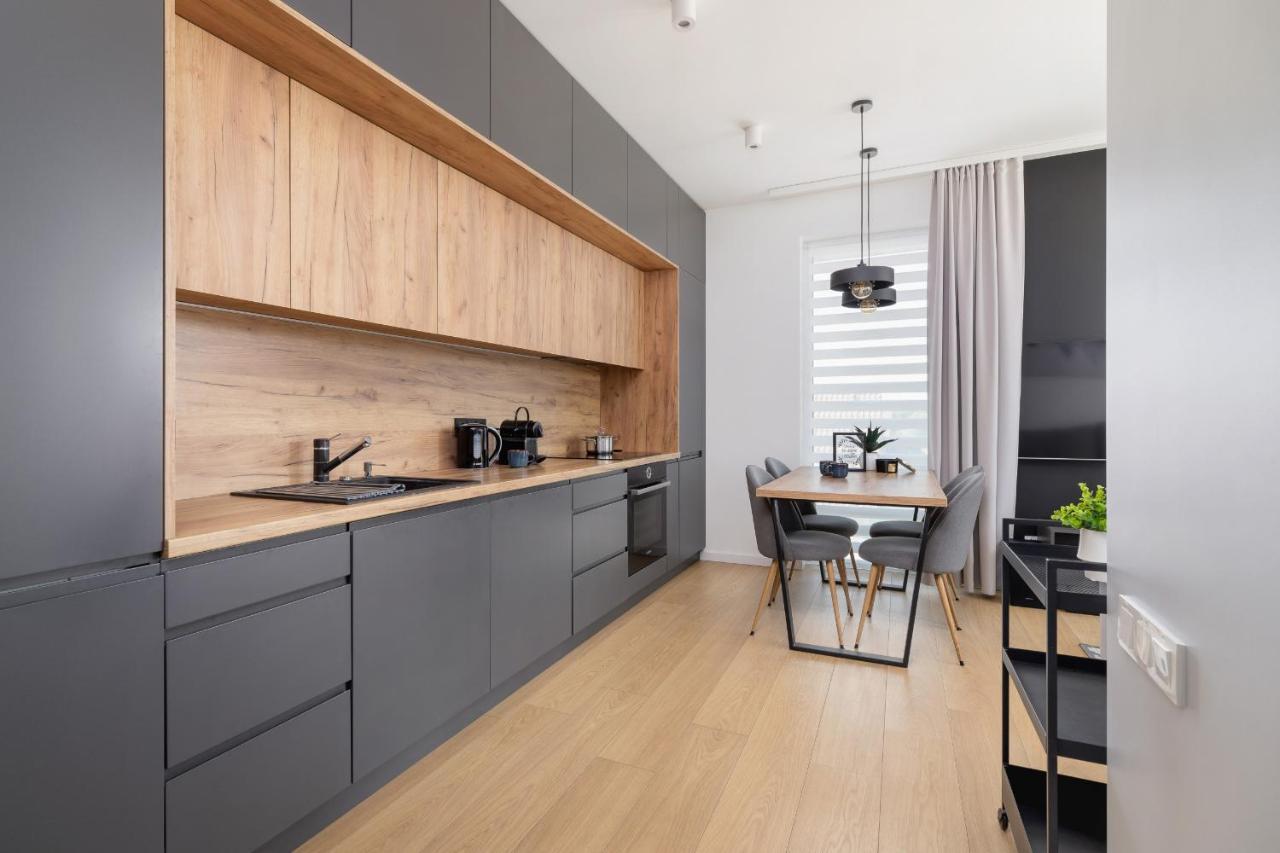 Apartment Modern & Spacious With Air Conditioning & Parking By Renters Prestige Krakow